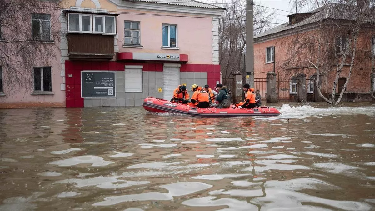 Flood in Kazakhstan: बाढ़ से कजाकिस्तान के कई इलाके जलमग्न, यूराल नदी उफान पर; लाखों लोगों ने छोड़ा घर