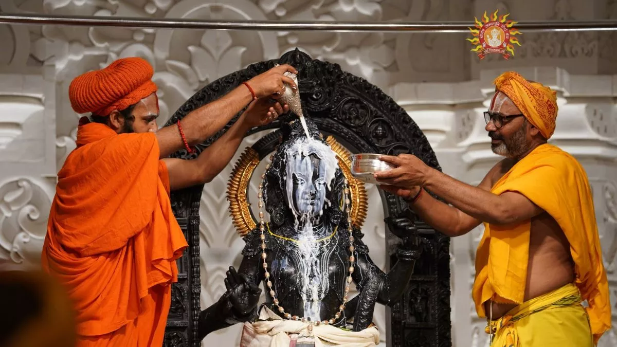 Ram Lalla Surya Tilak Live: अयोध्या में रामलला का दिव्य अभिषेक, विशेष यंत्र से होगा सूर्य तिलक; भक्तों की लगी भीड़