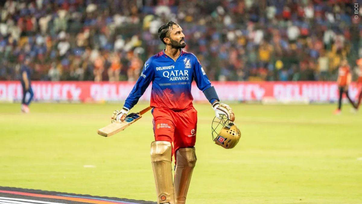 RCB vs SRH: Dinesh Karthik की विस्फोटक पारी के मुरीद हुए पूर्व इंग्लिश बल्लेबाज, ऑन एयर तारीफ में कह डाली बड़ी बात