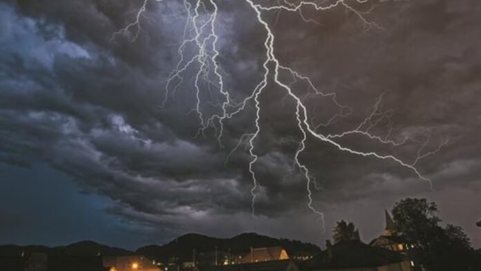 Alert of lightning along with storm in many districts of UP