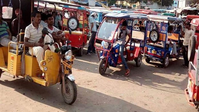 E-rickshaws are becoming cause of jam on Station Road in Sambhal